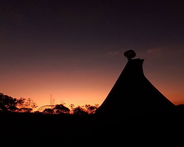 tepee-noite-ritual-indigena-religiao-floresta-local